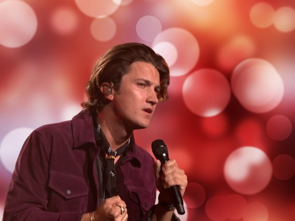 Drake Milligan performing
